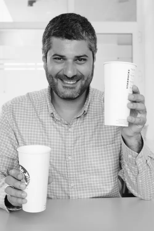 Josemi sonriendo sujetando dos cafés